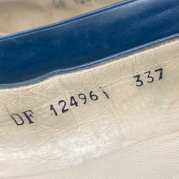 FERRAGAMO Vintage Navy Blue Leather Shoes Heels Brass Bows - Size 8.5 AAAA - Picture 6 of 10